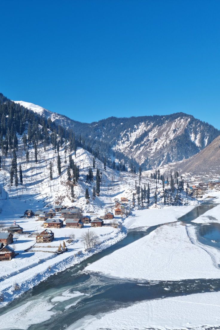 Beautiful Dal Lake in Jammu and Kashmir
